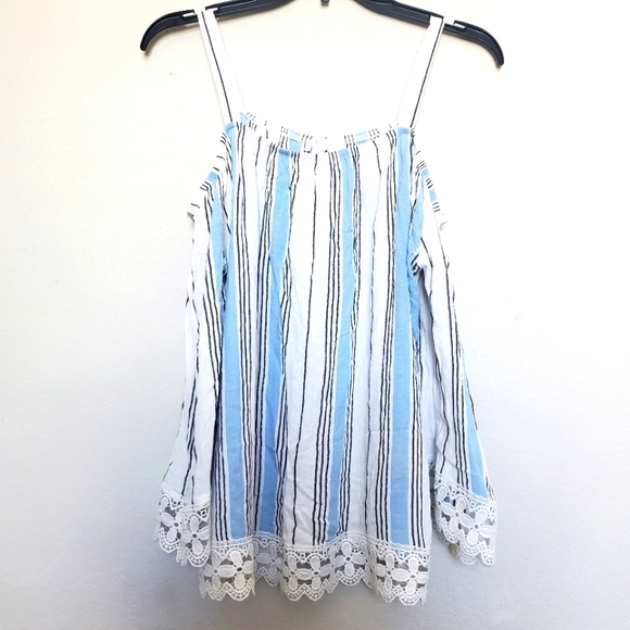 Cute blouse w/ lace - Picture 2 of 4